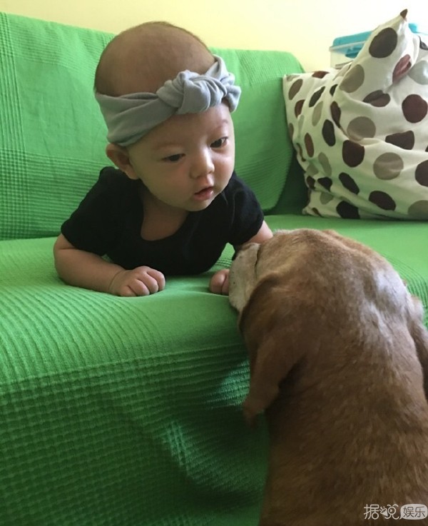 讲真，张梓琳家的小公主长大后，腿长分分钟甩我们几条街...
