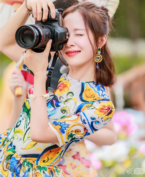 爱动物、爱摄影、爱公益 文艺少女江一燕人美心也美哦~