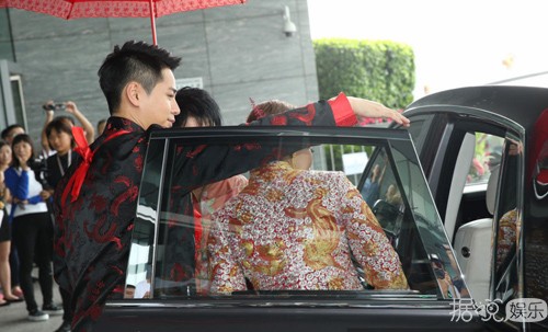 杨怡罗仲谦大婚 一众TVB明星出席 现场堪比TVB盛典 杨怡罗仲谦大婚 一众TVB明星出席 现场堪比TVB盛典