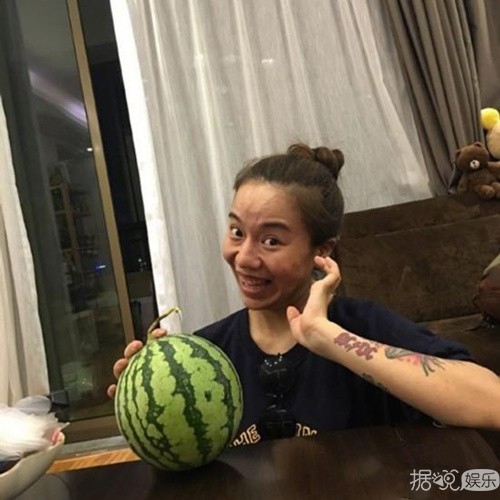 一个画风清奇的网红：邢晓瑶化妆卸妆实拍 每天脸都不一样!