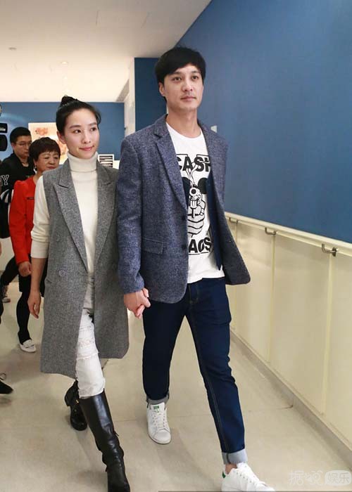 “安陵容”陶昕然怒撕网友后抱女儿现身医院 一家三口其乐融融