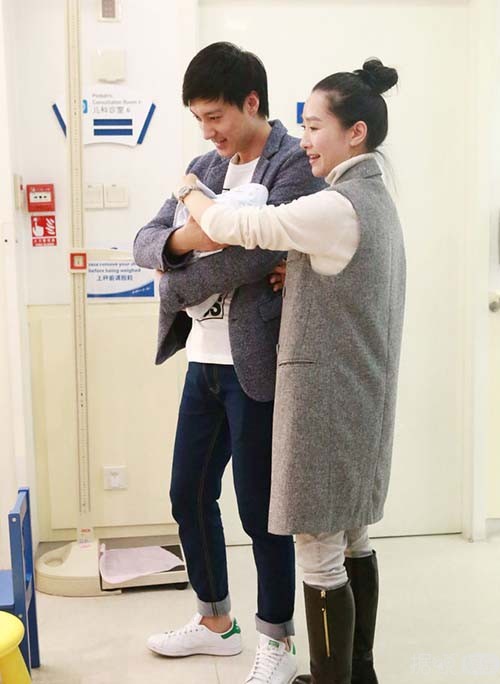“安陵容”陶昕然怒撕网友后抱女儿现身医院 一家三口其乐融融