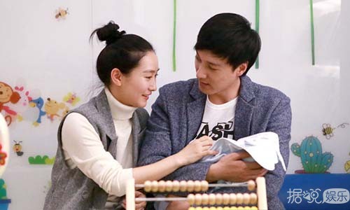 “安陵容”陶昕然怒撕网友后抱女儿现身医院 一家三口其乐融融