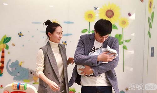 “安陵容”陶昕然怒撕网友后抱女儿现身医院 一家三口其乐融融