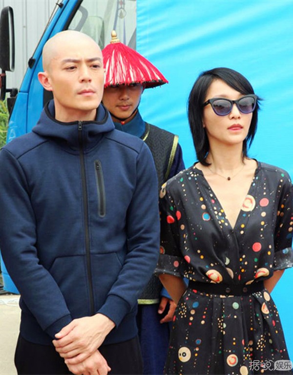 Man爆！霍建华新街拍曝光 原来光头穿西装也可以这么帅！