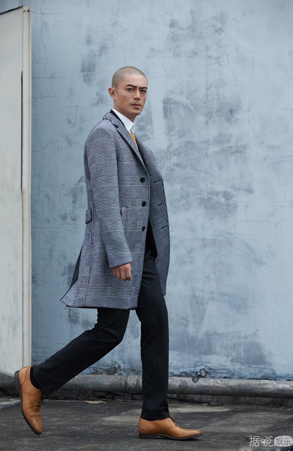Man爆！霍建华新街拍曝光 原来光头穿西装也可以这么帅！