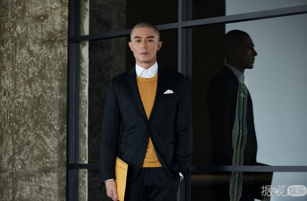 Man爆！霍建华新街拍曝光 原来光头穿西装也可以这么帅！