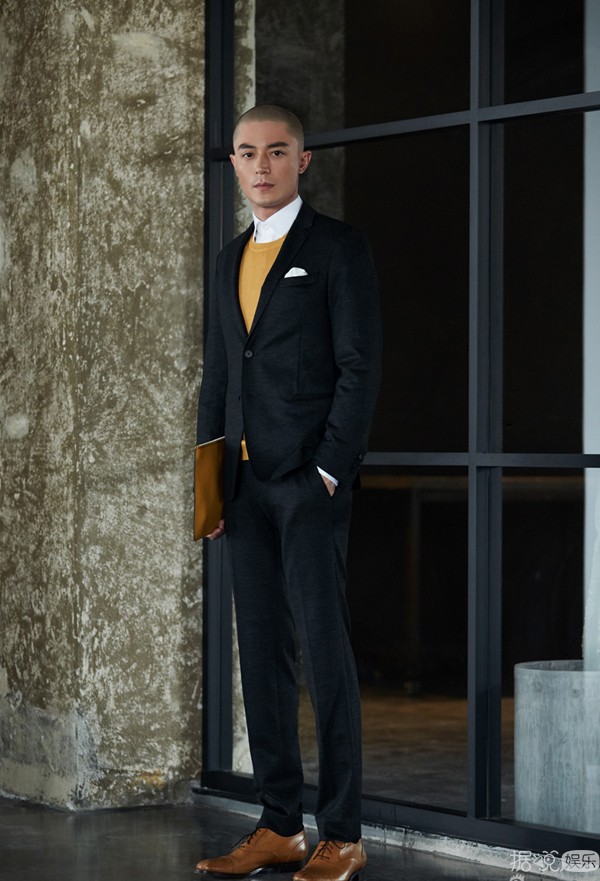 Man爆！霍建华新街拍曝光 原来光头穿西装也可以这么帅！