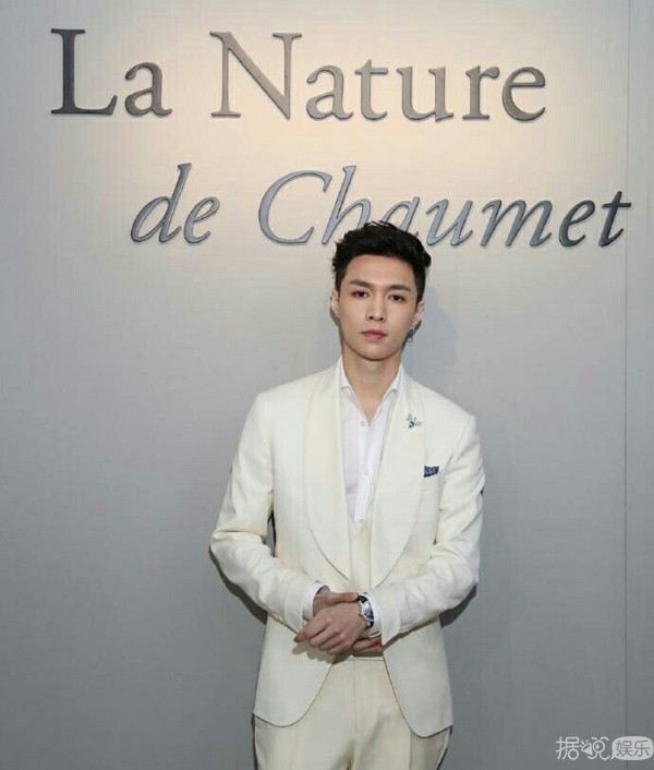 星星眼！张艺兴穿白西装真的很白马王子范！