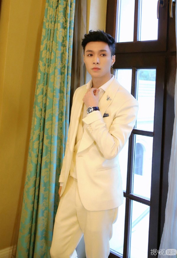 星星眼！张艺兴穿白西装真的很白马王子范！