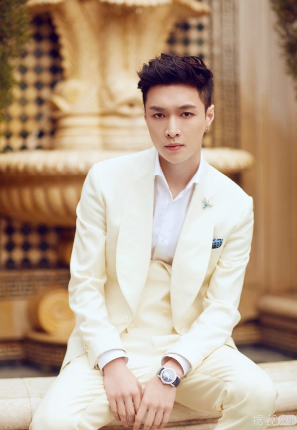 星星眼！张艺兴穿白西装真的很白马王子范！