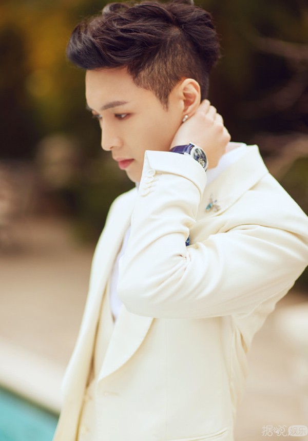 星星眼！张艺兴穿白西装真的很白马王子范！