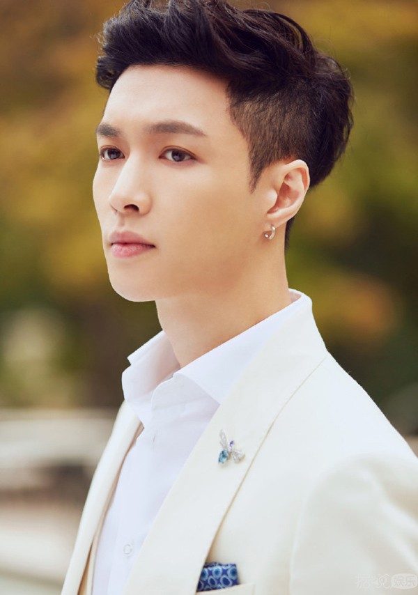 星星眼！张艺兴穿白西装真的很白马王子范！