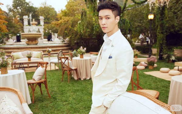 星星眼！张艺兴穿白西装真的很白马王子范！