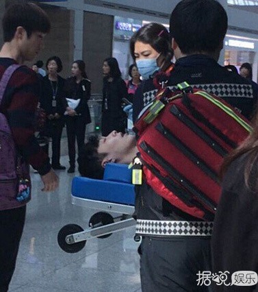 星星眼！张艺兴穿白西装真的很白马王子范！