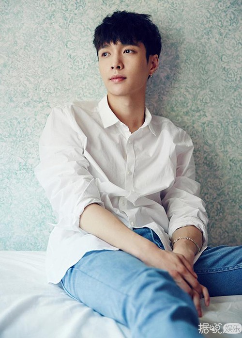 星星眼！张艺兴穿白西装真的很白马王子范！