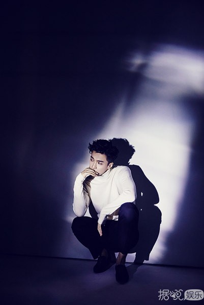 星星眼！张艺兴穿白西装真的很白马王子范！