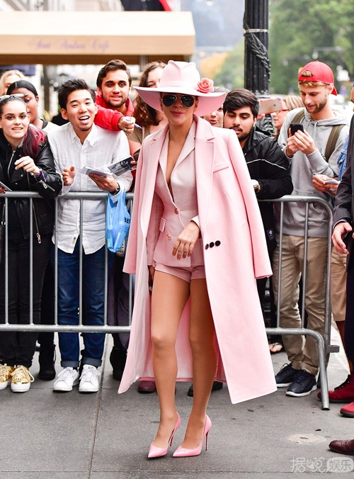Lady Gaga粉红装真空上阵  变身优雅贵妇还真不习惯