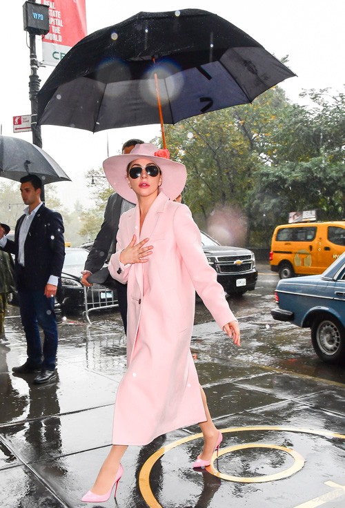 Lady Gaga粉红装真空上阵  变身优雅贵妇还真不习惯