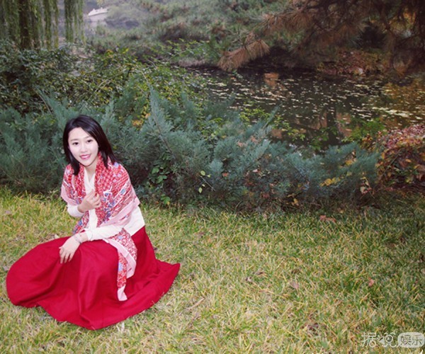 央视女主播王音棋走红网络 这是要叫人熬夜看新闻的节奏啊