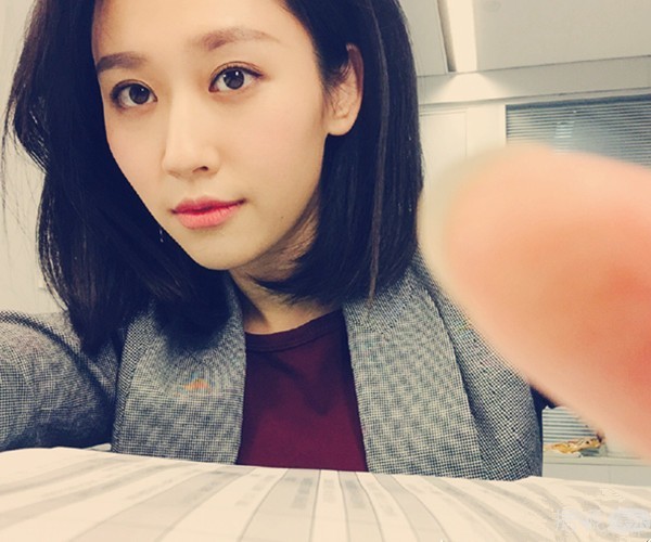 央视女主播王音棋走红网络 这是要叫人熬夜看新闻的节奏啊