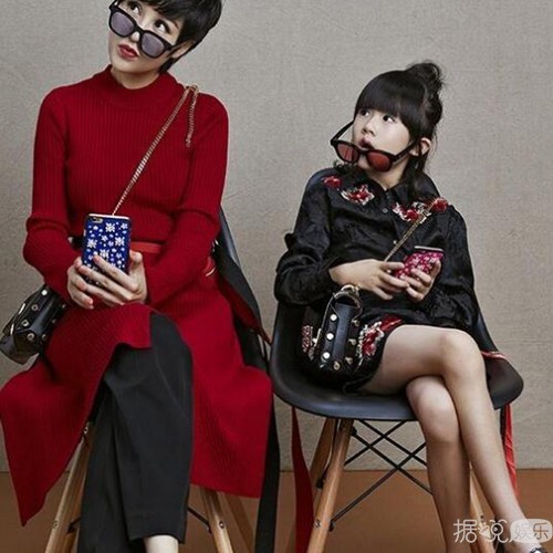 鲍蕾贝儿曝写真大长腿吸睛 网友大赞两人是长腿姐妹花