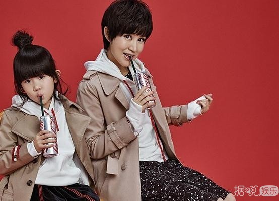 鲍蕾贝儿曝写真大长腿吸睛 网友大赞两人是长腿姐妹花