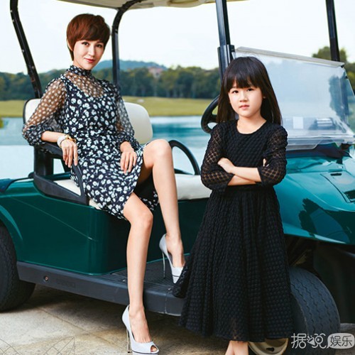 鲍蕾贝儿曝写真大长腿吸睛 网友大赞两人是长腿姐妹花