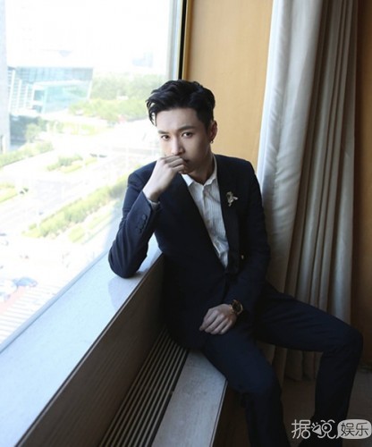 网曝张艺兴建军大业电影确认加盟 将与鹿晗同台飚戏