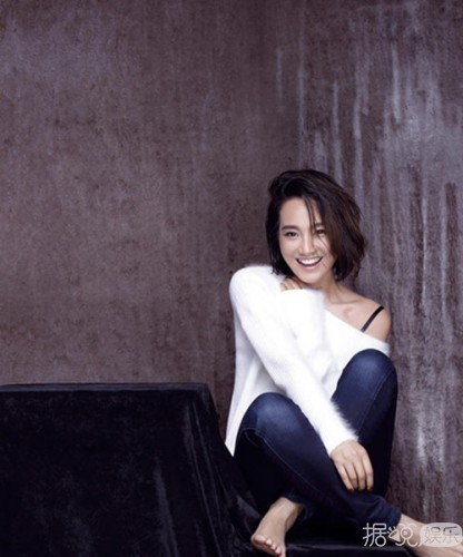 朱丹露肩写真性感慵懒 微笑女神亲和力一百分