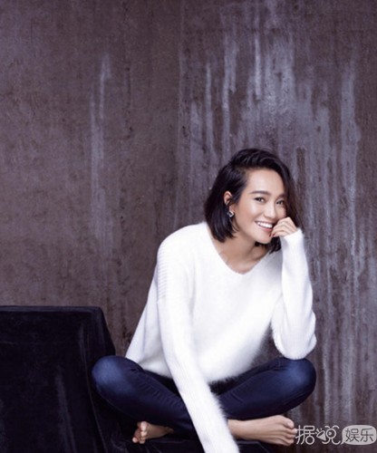 朱丹露肩写真性感慵懒 微笑女神亲和力一百分