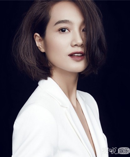 朱丹露肩写真性感慵懒 微笑女神亲和力一百分