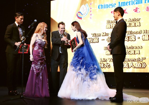 中美电影节颁奖典礼 女星们穿得都好隆重...