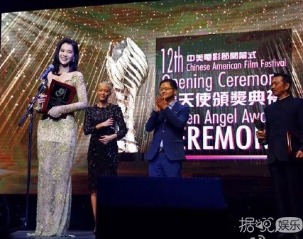 中美电影节颁奖典礼 女星们穿得都好隆重...