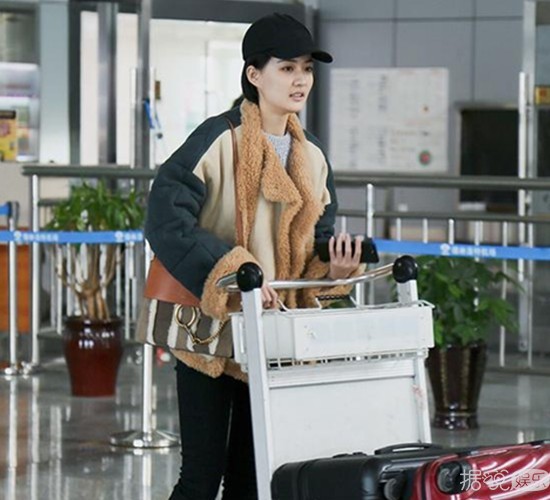 徐璐素颜现身内蒙机场 短发女神衣品好素颜佳