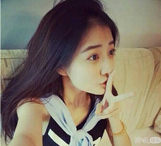 徐璐素颜现身内蒙机场 短发女神衣品好素颜佳