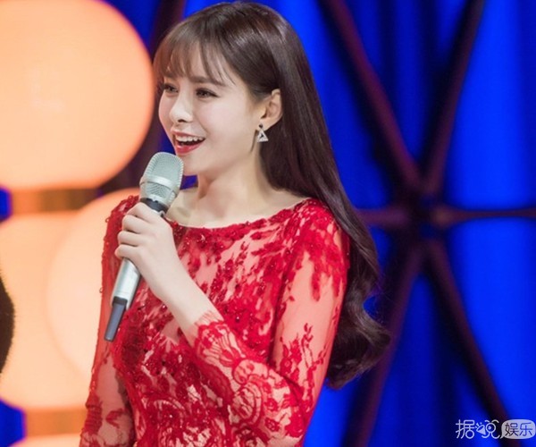 杜海涛沈梦辰快乐大本营同框 穿情侣拖鞋贴身热舞