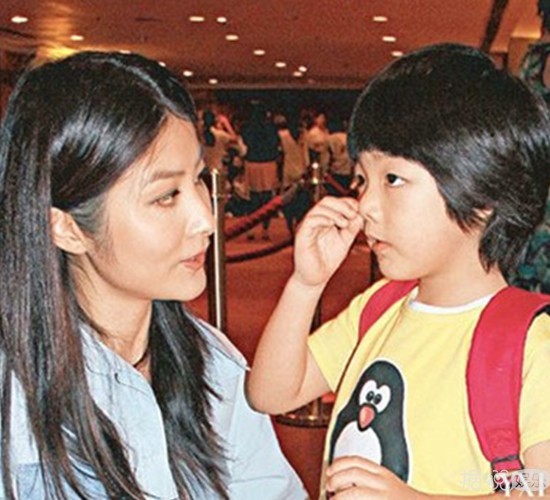 陈慧琳儿子夸妈妈旧照太美 网友感叹小嘴真甜