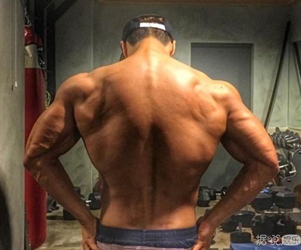  金钟国倒三角身材照片在网络上吸引了许多网友