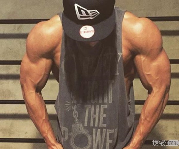  金钟国倒三角身材照片在网络上吸引了许多网友