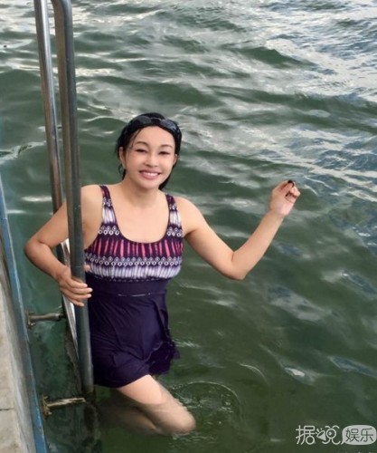61岁刘晓庆晒泳装照 身材紧致堪比少女