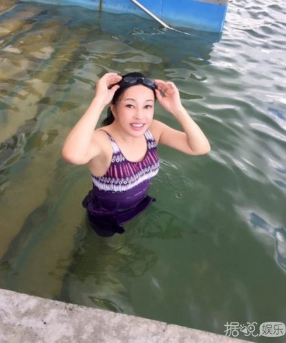 61岁刘晓庆晒泳装照 身材紧致堪比少女