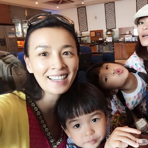 张庭素颜出镜 冻龄女神演绎不老传奇