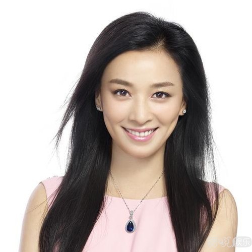 张庭素颜出镜 冻龄女神演绎不老传奇