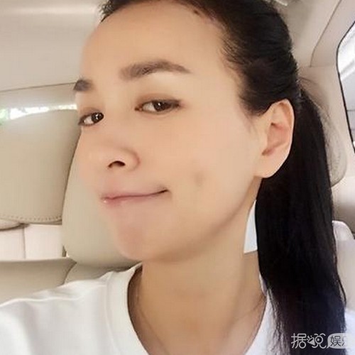 张庭素颜出镜 冻龄女神演绎不老传奇