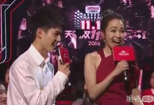 侯佩岑口误错喊张艺兴“宋艺兴”张艺兴：没事的姐姐