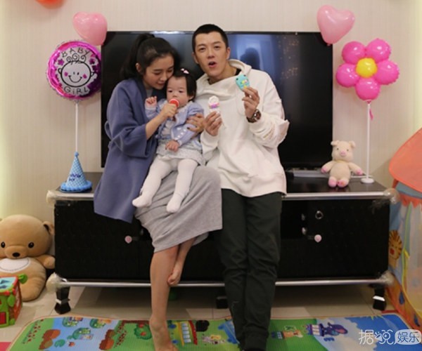 王栎鑫女儿一岁生日 海豚音王子化身晒娃狂魔