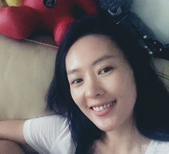 童瑶素颜被拍 皮肤好心情棒