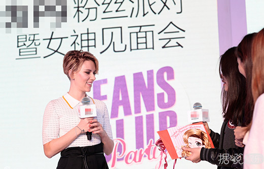 “黑寡妇”斯嘉丽现身深圳见面会 一头短发依然魅力十足