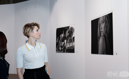 “黑寡妇”斯嘉丽现身深圳见面会 一头短发依然魅力十足